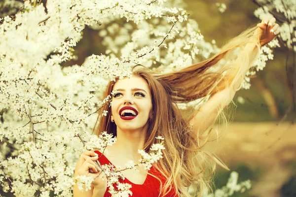 Çiçeği güzel kız