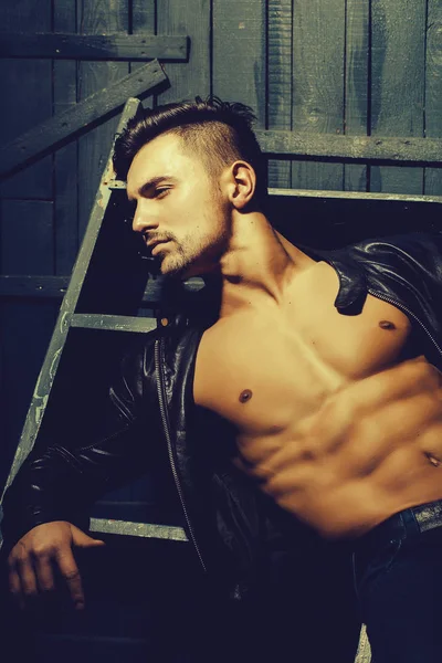 adam çıplak gövde ile