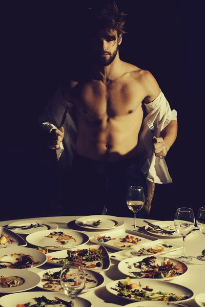 Hombre guapo está a la mesa — Foto de Stock