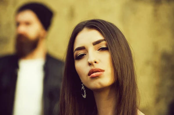 Menina bonita com maquiagem elegante e cabelo longo elegante — Fotografia de Stock