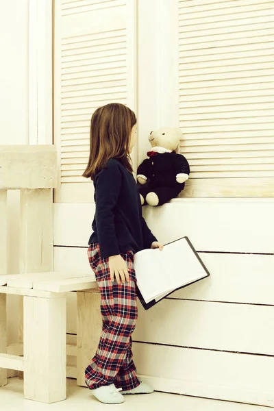 Kid eller söt flicka leker med Nalle och bok — Stockfoto