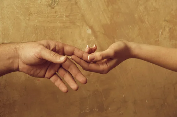 Mãos masculinas e femininas tocando umas nas outras — Fotografia de Stock