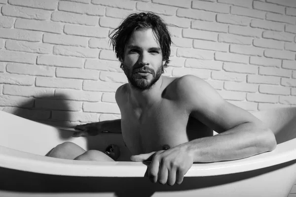 Guy sitting in bath tub — Stock Photo, Image