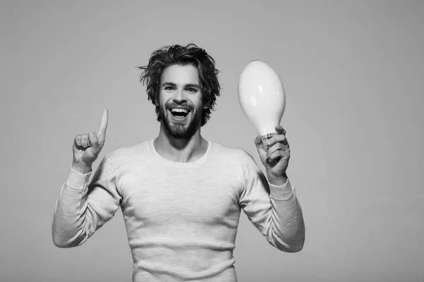 Man met grote lamp en opgeheven vinger — Stockfoto