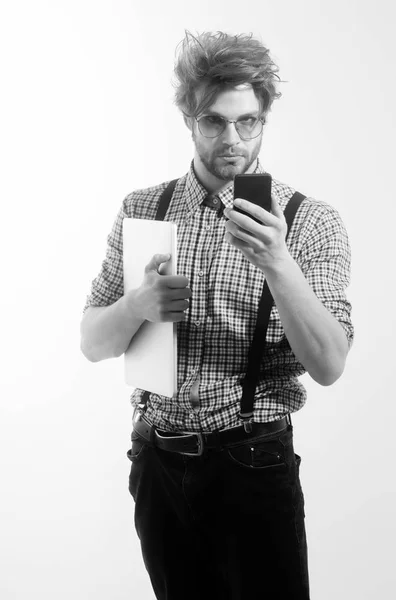 Hombre guapo serio hablando en el teléfono inteligente con ordenador portátil —  Fotos de Stock