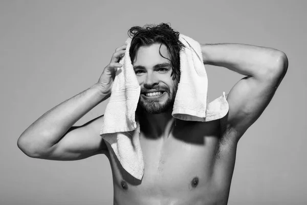 筋肉を持つ男の笑みを浮かべて濡れた体で衛生と朝、 — ストック写真