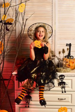 Cadı şapka ve kostüm tutar jack almadıysan evlat