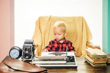 Vintage gerçek sınıftır. Küçük çocuk türü kağıt üzerinde vintage daktilo