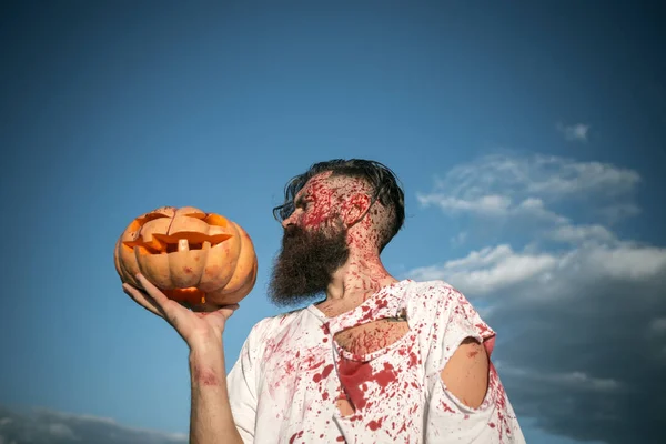 Halloween hipster tenendo la zucca in mano — Foto Stock