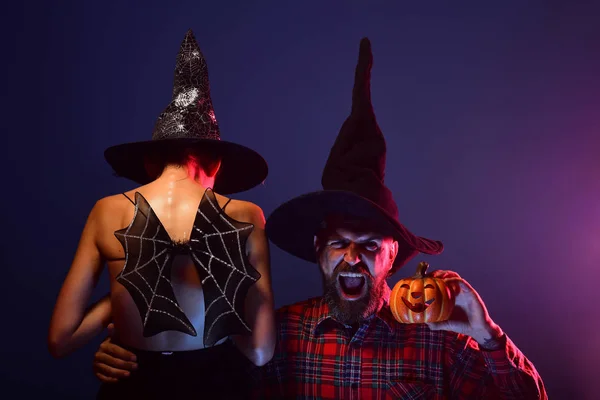 黒魔女の帽子でハロウィンのカップル — ストック写真