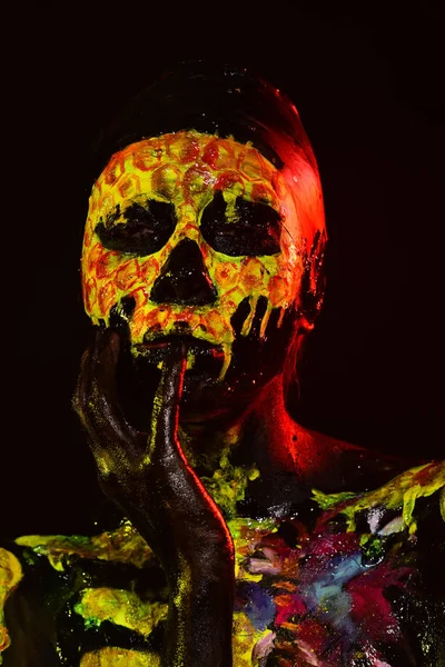 Esqueleto de mujer Halloween con flor en el pecho — Foto de Stock