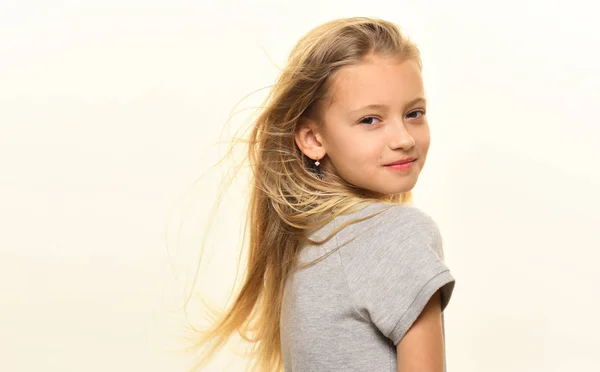 Pelo ventoso. niña pequeña tiene el pelo ventoso. pelo ventoso de niña linda aislado en blanco, espacio de copia. chica sonriente con el pelo largo y ventoso. despreocupados . — Foto de Stock