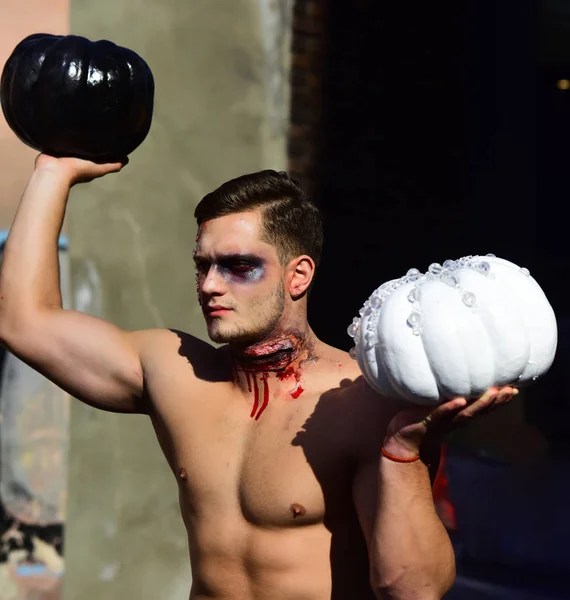 Halloween ragazzo con zucca tradizionale bianca e nera . — Foto Stock