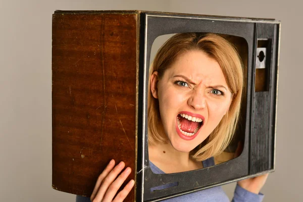 haber rapor. Öfkeli kadın haber yapar. Haber tv kanalı. haber rapor kavramı. gösteri hakkında kötü hissediyor.