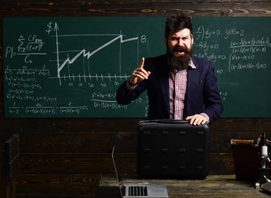 iş. Nitelikli özel dersler ile ders. Öğretmen işaretleri koyar. Eğitim kursu izlemek ve dinlemek dizüstü ekranda görünen adam. Eğitim matematik eğitim bilgileri