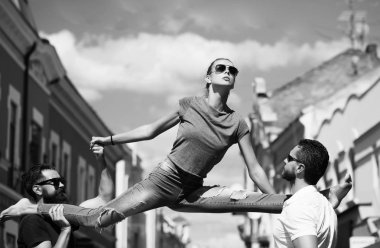 bacak oturan kadın iki adam omuzlarında bölme