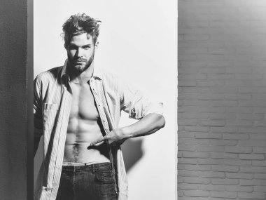 Yakışıklı adam veya kas maço