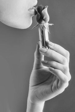 kırmızı gül ruj ile eller