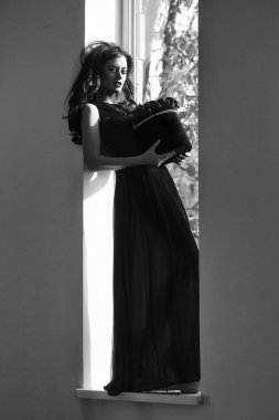 kırmızı gül ile seksi kız