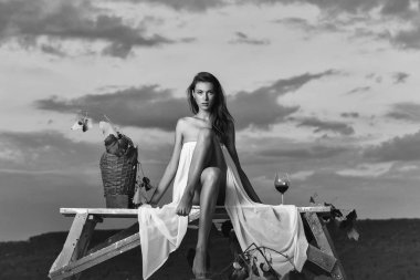 gökyüzü üzerinde şarap ile güzel kadın