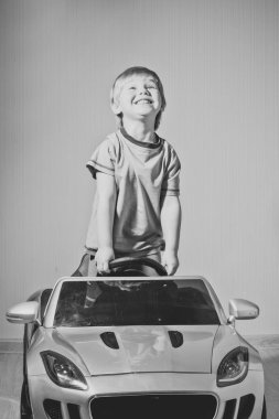 Küçük çocuğu arabasıyla.