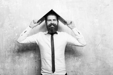 adam ya da uzun sakallı hippi tutun laptop