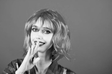 Parlak yapay saç ile gülümseyen kız.