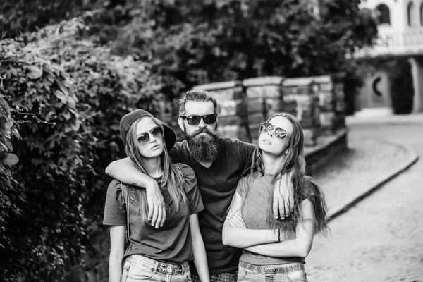 adam sarılma iki güzel kızlar