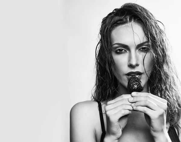 seksi güzel kadın kırmızı çilek ile