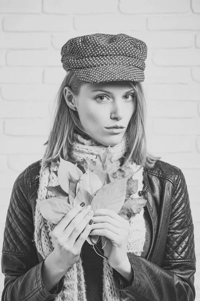 Mujer con hojas de otoño en chaqueta de cuero . —  Fotos de Stock