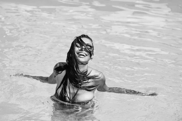 スイミング プールで非常にセクシーな女性 — ストック写真