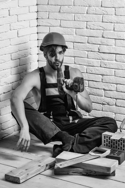 Seksi kaslı erkek yapıcı.