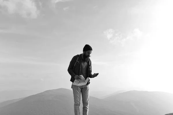 Bebaarde man op de bergtop — Stockfoto