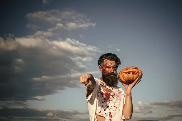 Halloween człowieka palcem wskazującym z dyni na zachmurzone niebo niebieski — Zdjęcie stockowe