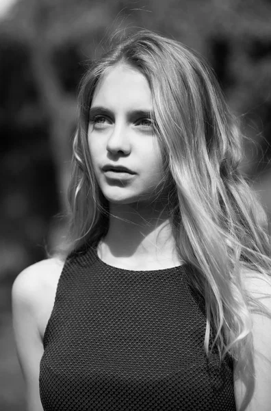 Güneşli bir gün açık havada zevk güzel kız