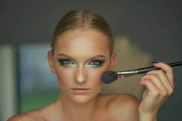 Modelo de belleza aplicar polvo en la cara, cosméticos. Las mujeres usan pincel para maquillaje, rostro. Piel de niña, cuidado de la piel, cosméticos. Mujer con la cara joven piel en salón de belleza. Visage curso y glamour maquillaje — Foto de Stock