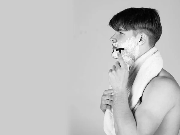 Guy rakning skäggiga ansiktet hakan med rakhyvel — Stockfoto