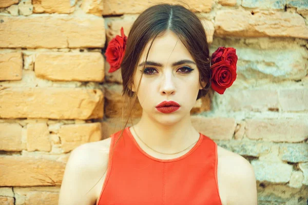 Chica con labios rojos y rosas frescas en el pelo — Foto de Stock