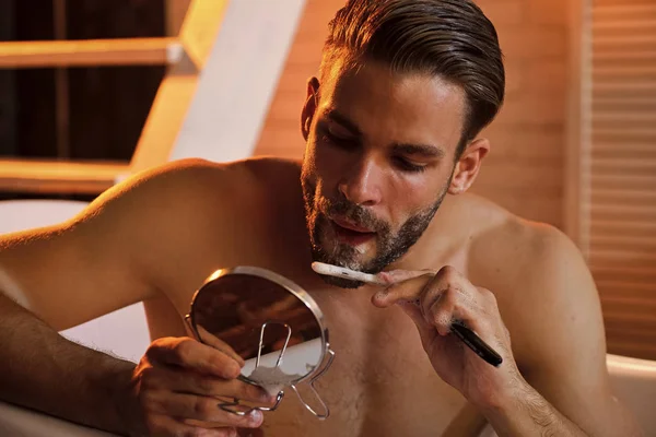 マッチョひげ毛シェービング石鹸のついた鏡で見てください。 — ストック写真