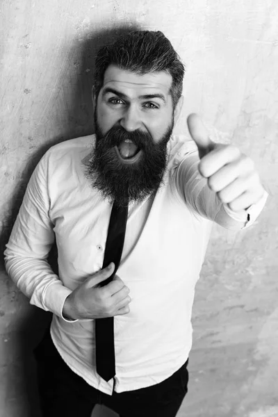 Homem barbudo ou hipster com barba longa no rosto feliz — Fotografia de Stock