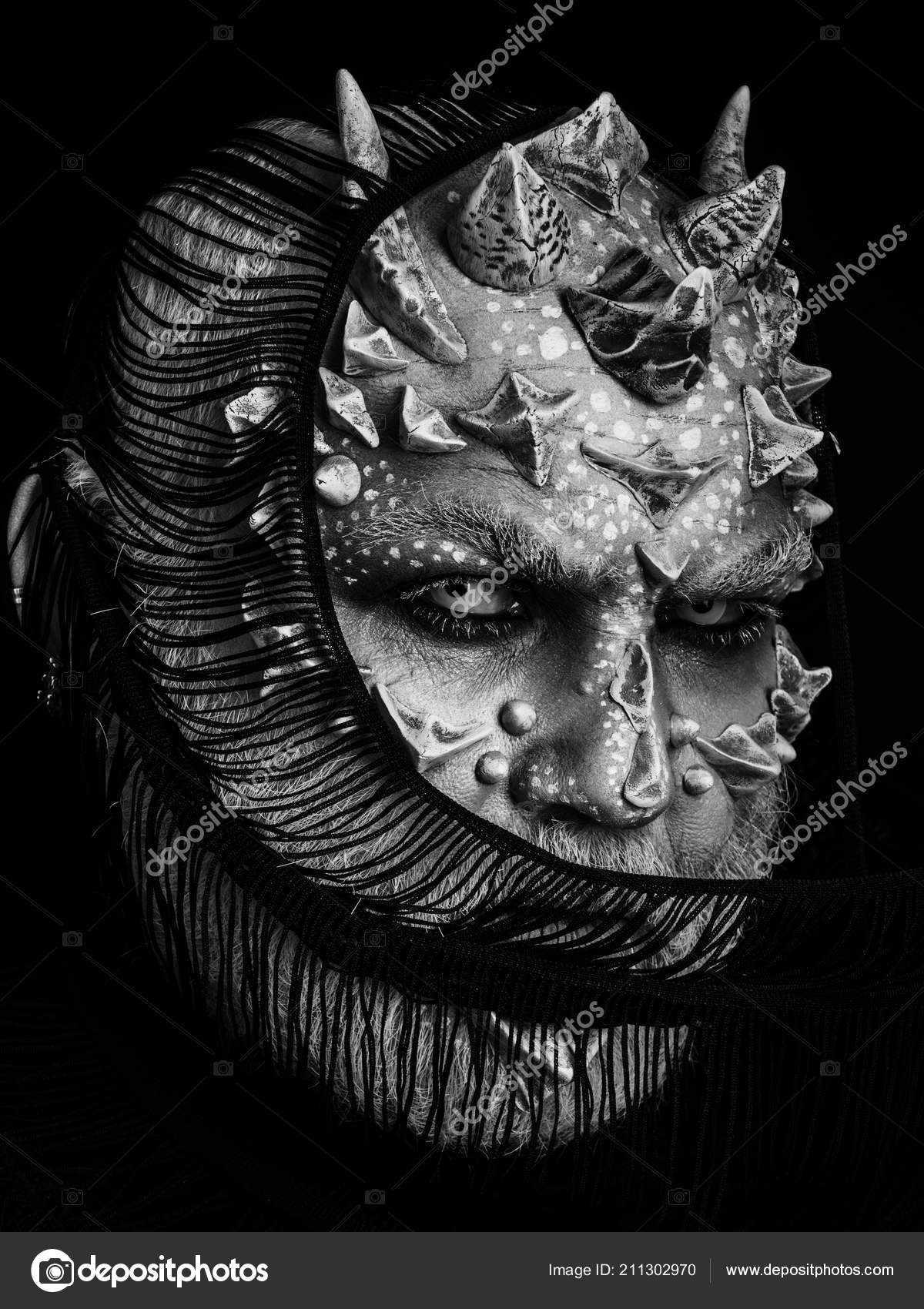 悪魔のブラックに分離されたスカーフを顔を隠す ストック写真 C Tverdohlib Com