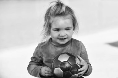 Kumsalda ile top oynarken küçük çocuk çocuk