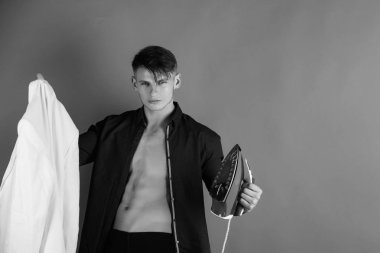 Demir ve beyaz ceket elinde tutan adam