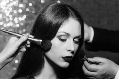 kadın yüz cildi iki fırçalar ile toz alma