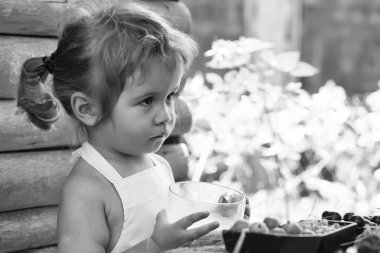 Sevimli küçük çocuk süt içiyor