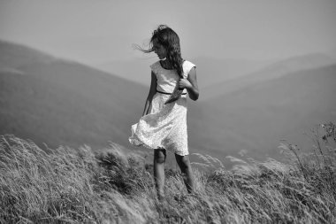 Dağlarda küçük kız