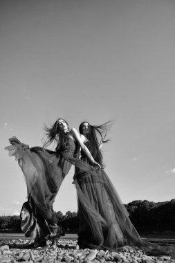 Mor elbise kadınlarda