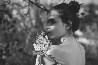 Kız çiçek açması, beyaz çiçeklerle poz saç topuz ile