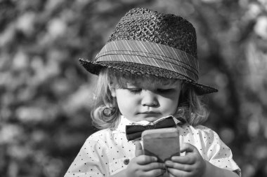 Retro çiçeği telefonunda çocukla