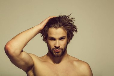 yakışıklı adam sakal ve şık saç, sabah ve moda